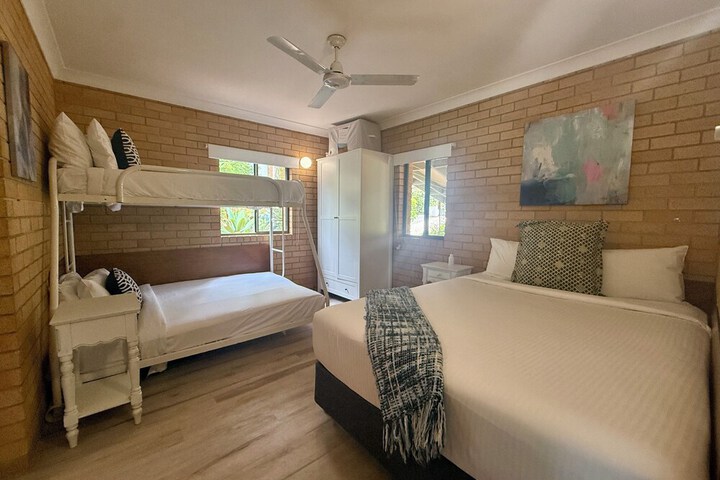 Room 4 of 16