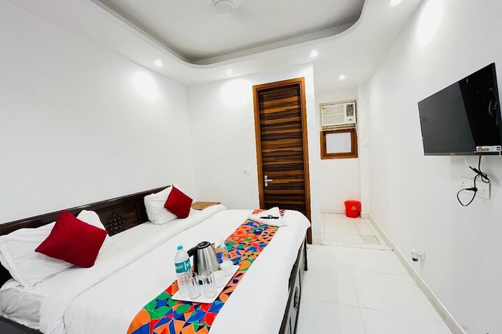 Room 4 of 9