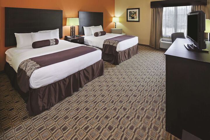 2 Queen Beds (2 of 5)