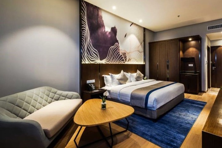 Room 17 of 37