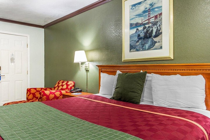 1 King Bed (6 of 6)