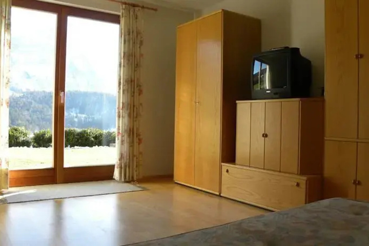 Room 6 of 17