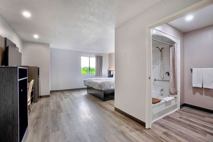 1 King Bed (2 of 10)