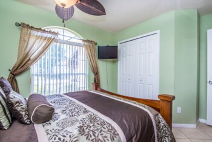 Room 33 of 47