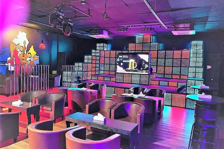 Lounge 72 of 87