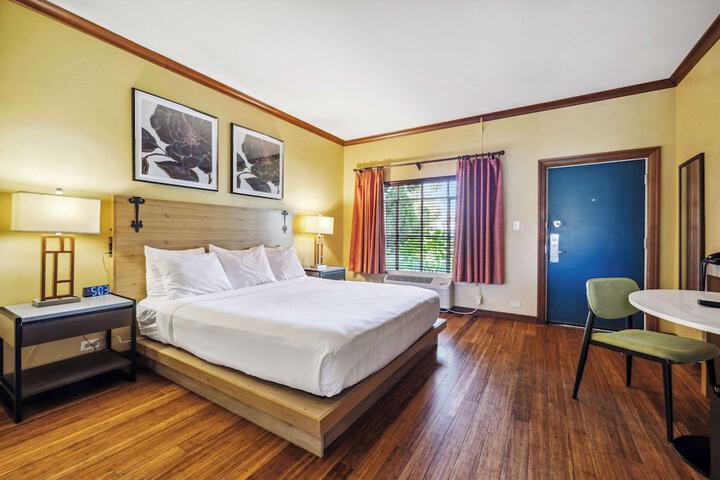 1 King Bed (2 of 20)