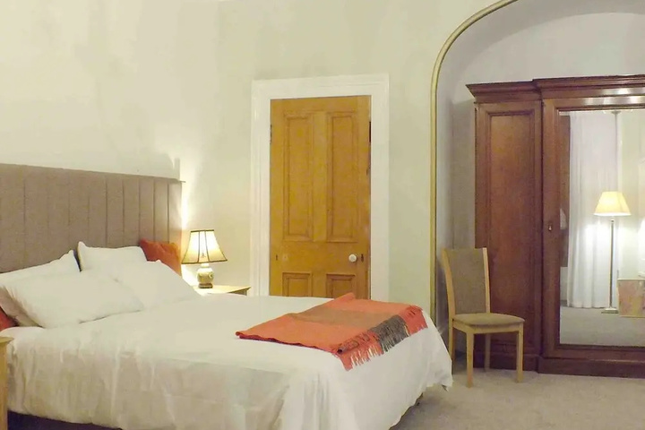 Room 6 of 18