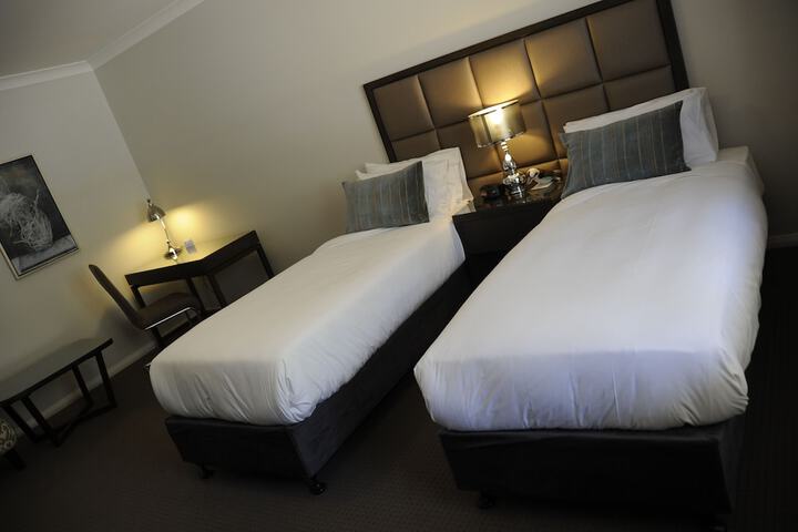 Room 6 of 27