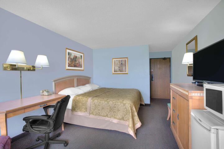 1 King Bed (2 of 8)