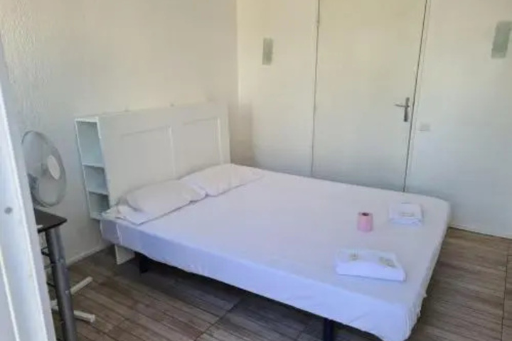 Room 4 of 16