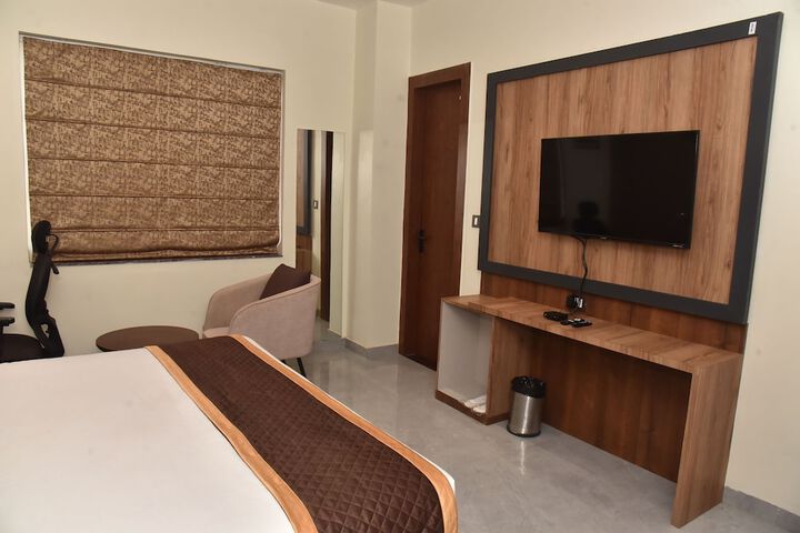 Room 4 of 16