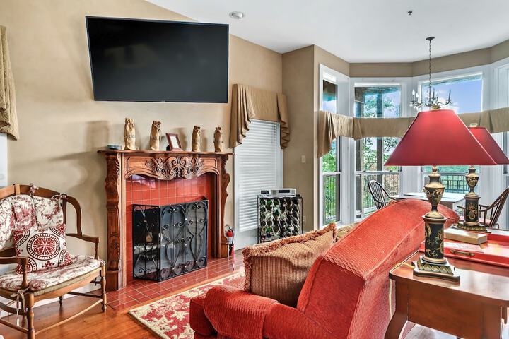 Snug Hug Queen Suite with Fireplace (20 of 131)