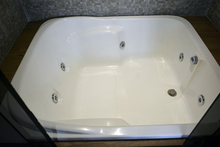 Hot Tub 25 of 38