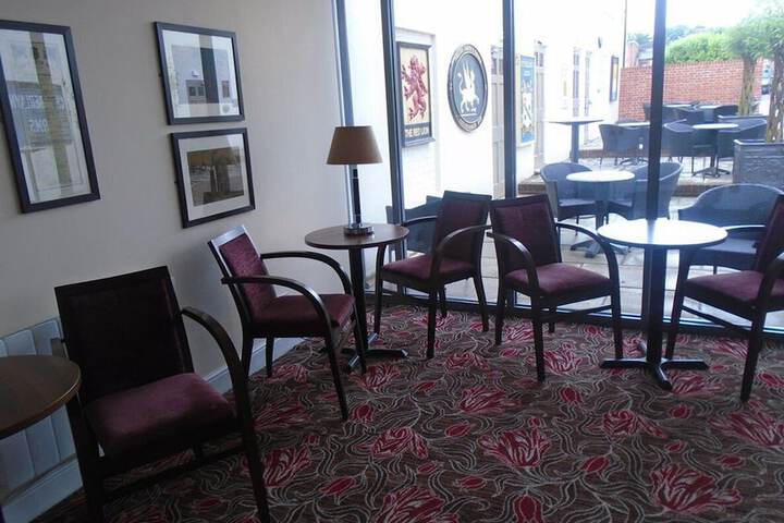 Lounge 28 of 46