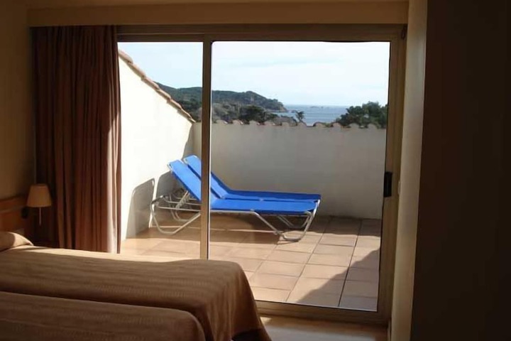Room 4 of 65
