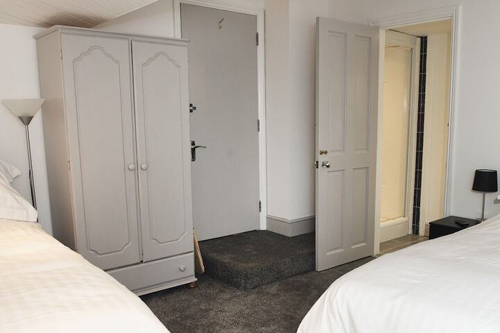 Room 3 of 25