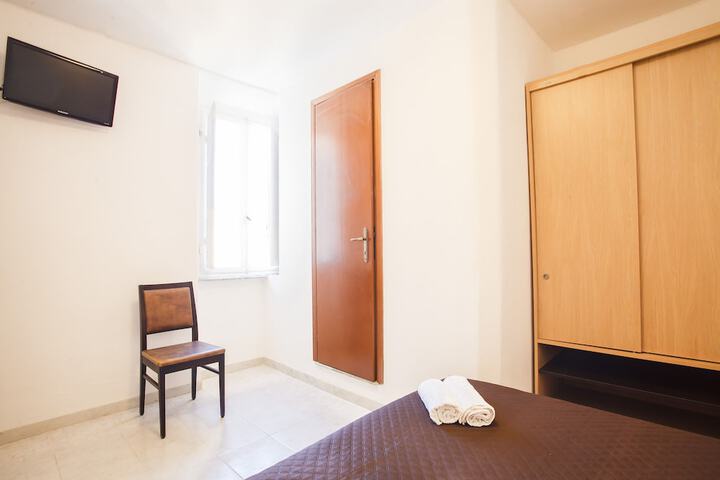 Room 11 of 16