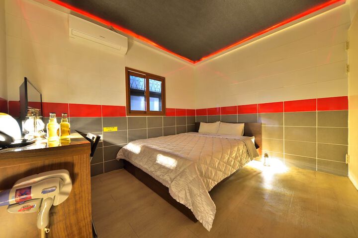 Room 15 of 18