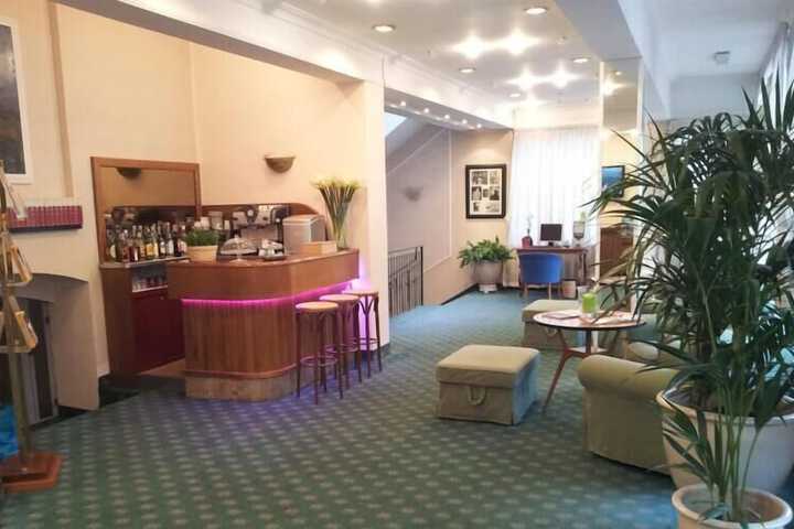 Lounge 16 of 30