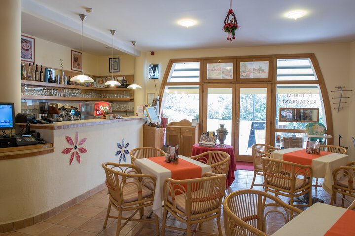 Dining 30 of 35