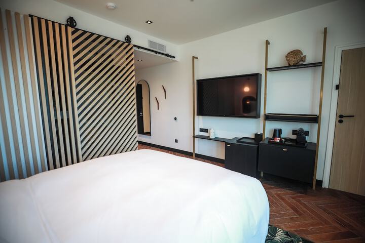 Room 15 of 49
