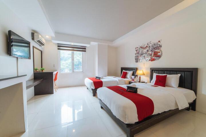 RedDoorz Plus at One Liberty Hotel Kalayaan Avenue