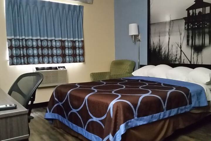 1 Queen Bed Mobility Accessible (3 of 6)