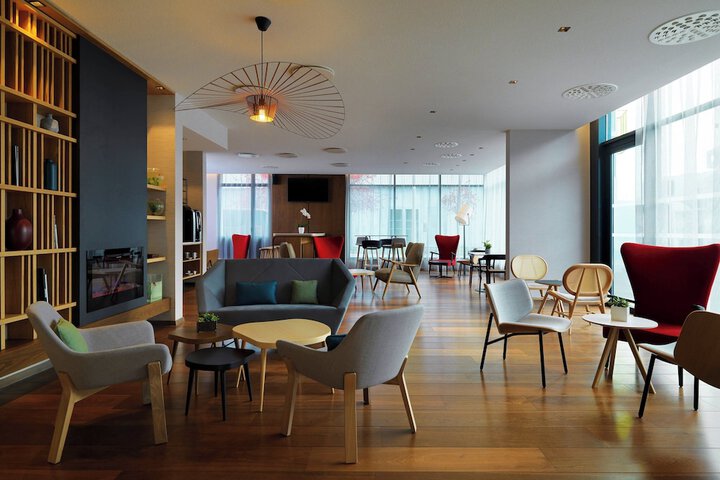 Lobby lounge