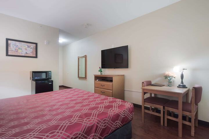 1 King Bed (6 of 14)