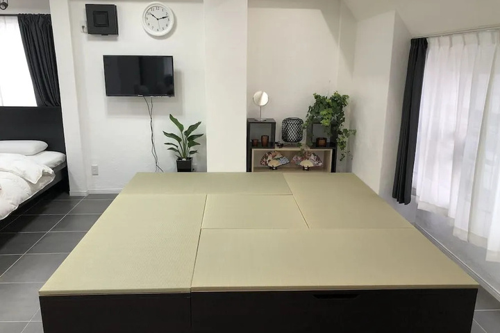 Room 4 of 8