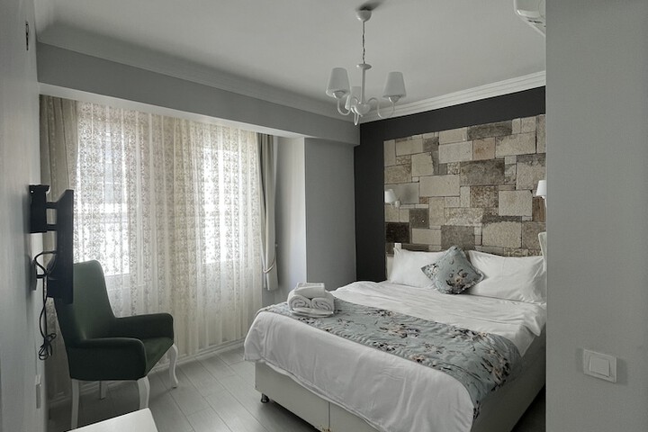 Room 8 of 18