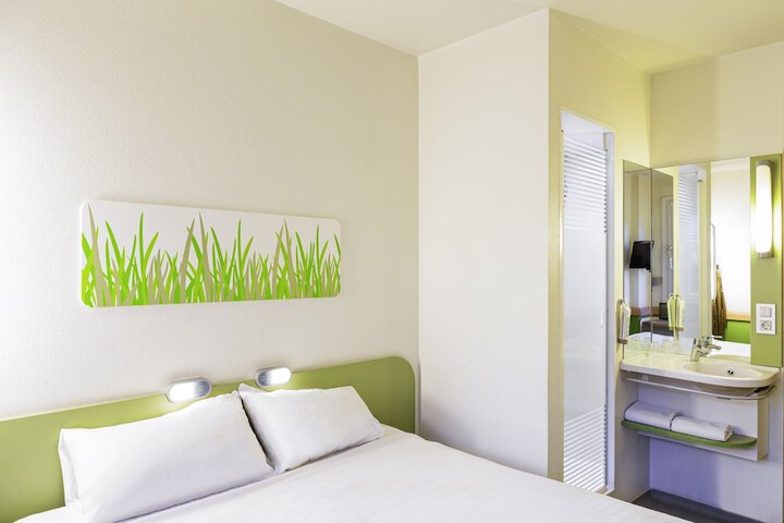 Room 8 of 18