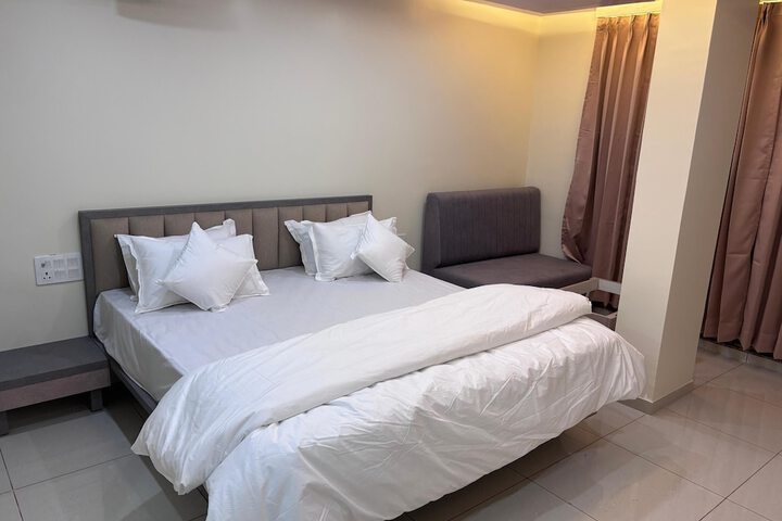 Room 4 of 16