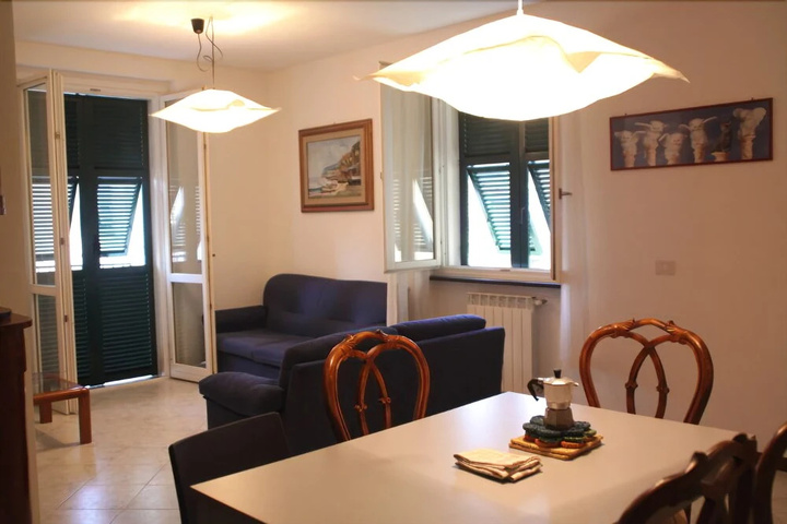 Room 4 of 8
