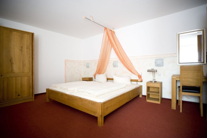 Room 6 of 50