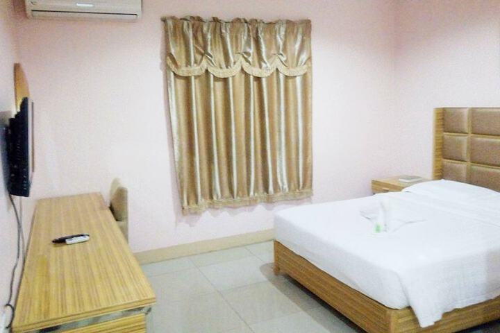 Room 5 of 18