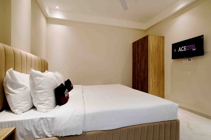 Room 10 of 33