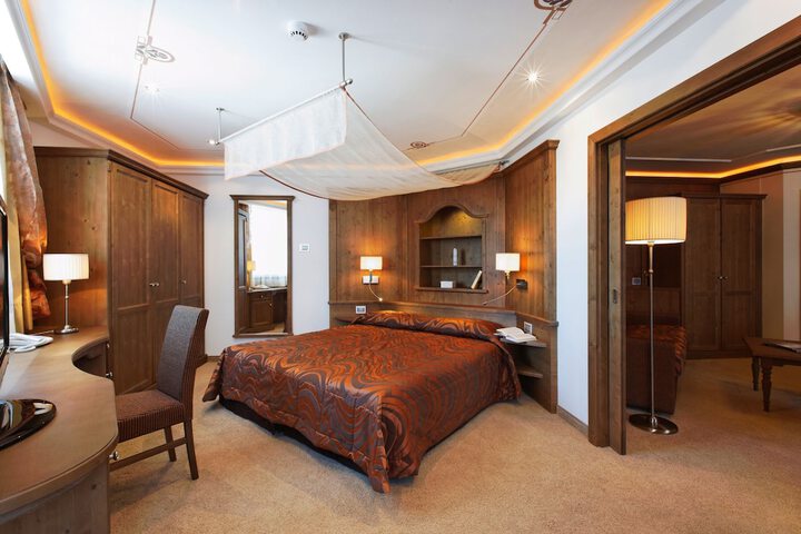 Room 2 of 33
