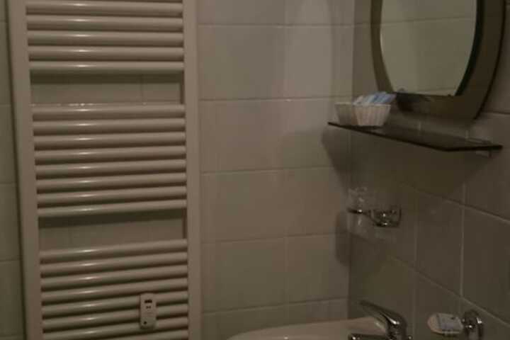 Room 23 of 37