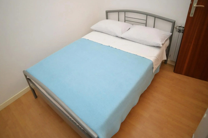 Room 6 of 12
