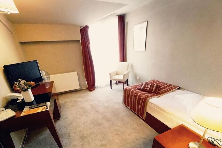 Room 7 of 68
