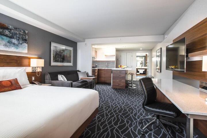 1 King Bed (3 of 12)