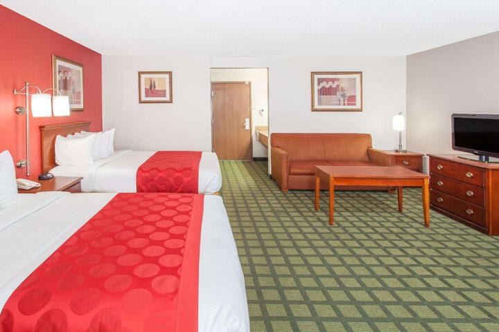 2 Queen Beds (10 of 15)