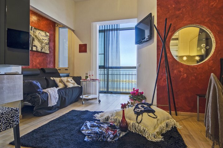 Room 42 of 123