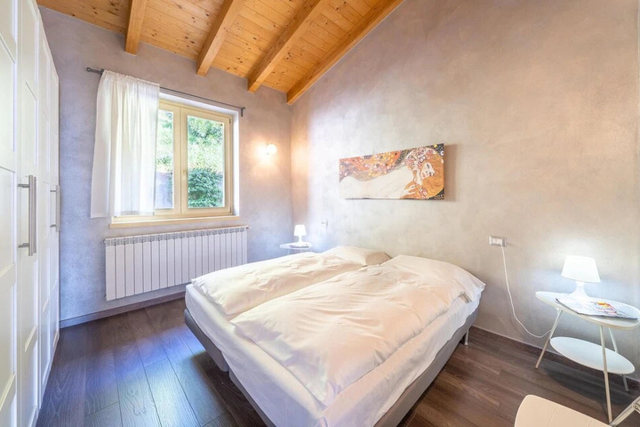 Room 4 of 20