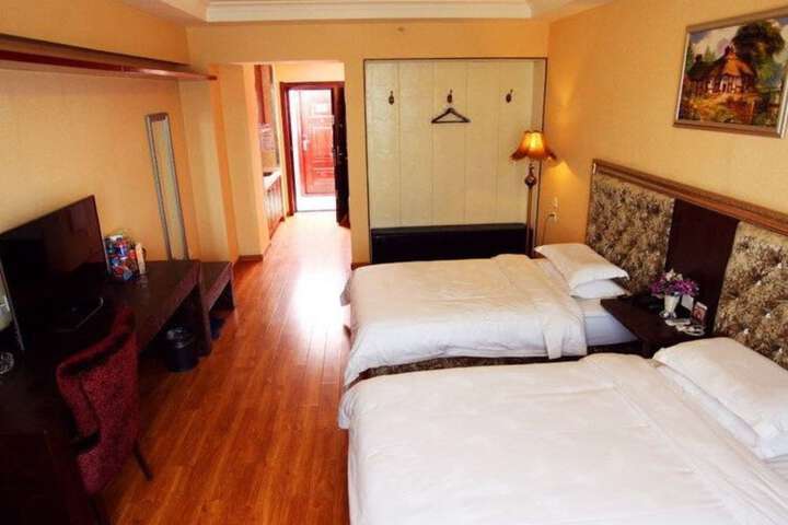 Room 4 of 25