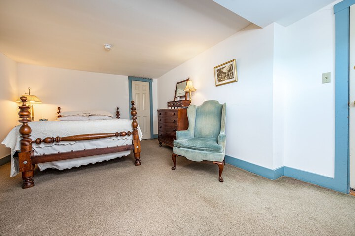 1 Queen Bed (6 of 35)