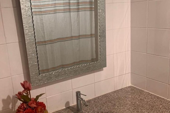 Room 13 of 28