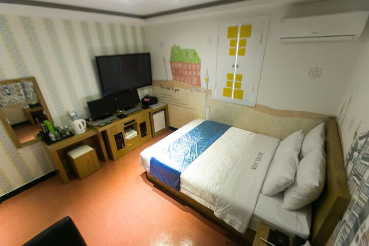 Room 7 of 42