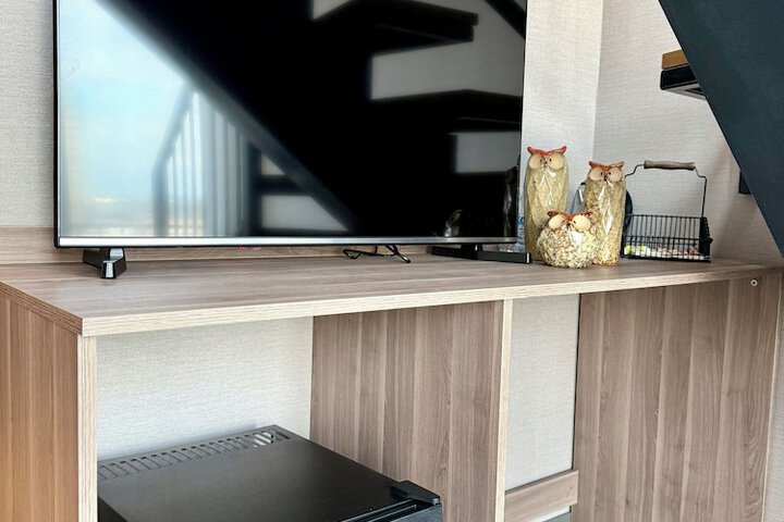 Lounge 65 of 104